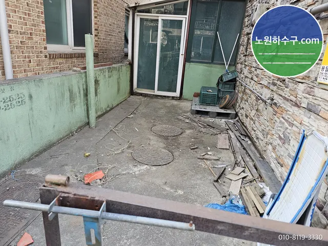 굴착 전 건물 뒷마당의 콘크리트 바닥과 맨홀 뚜껑