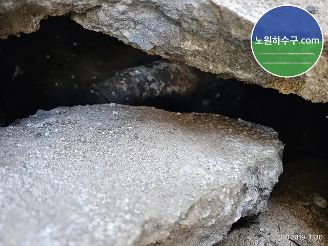 들뜬 콘크리트 판 아래 흙이 빠져나간 자리