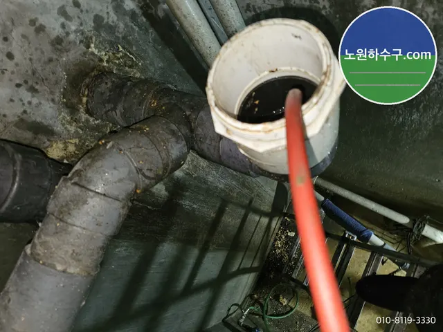 청소구에 밀어 넣은 고압 호스